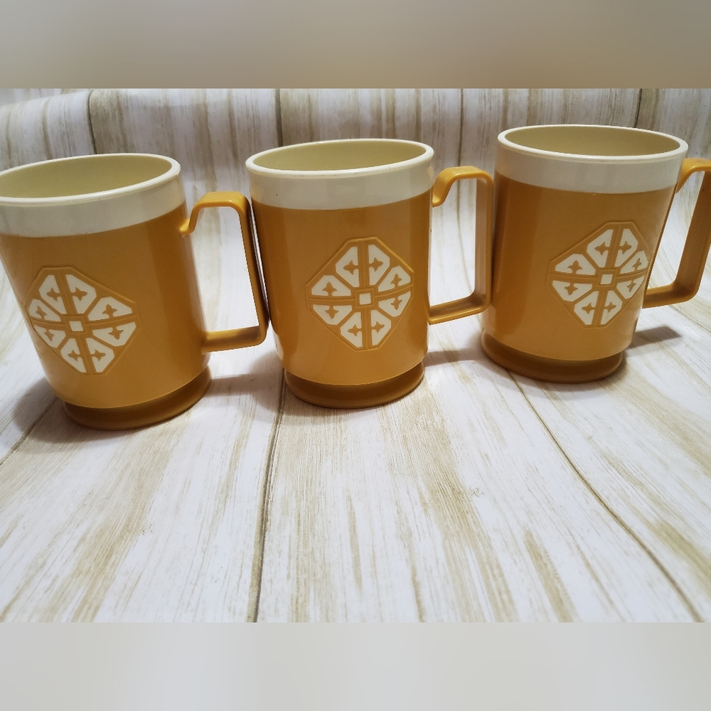 Vintage Chalet Plastic Picnic Coffee Tea Cups Mugs Lot of 3 Gold White
